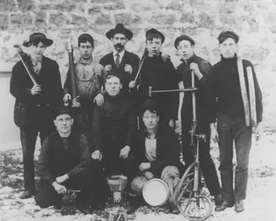 W. F. Lynch y un grupo de instaladores de tuberías, 1905